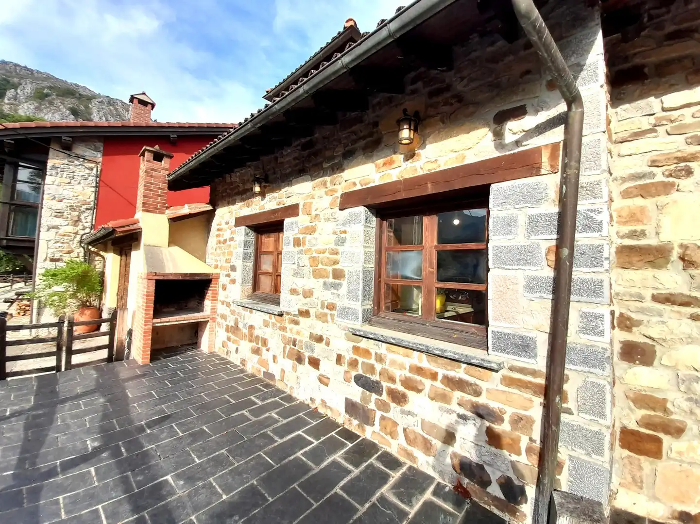 Vista exterior de Casa adosada en venda en Caso amb Calefacció, Terrassa i Traster