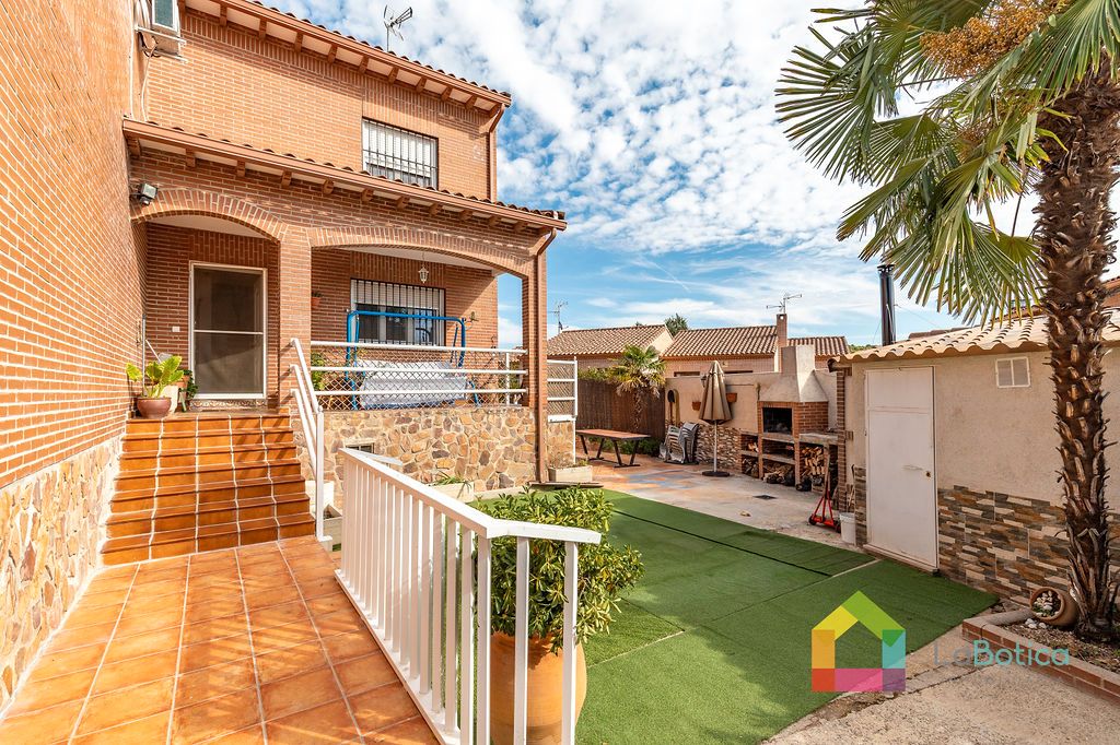 Exterior view of Single-family semi-detached for sale in Olías del Rey  with Air Conditioner, Heating and Private garden