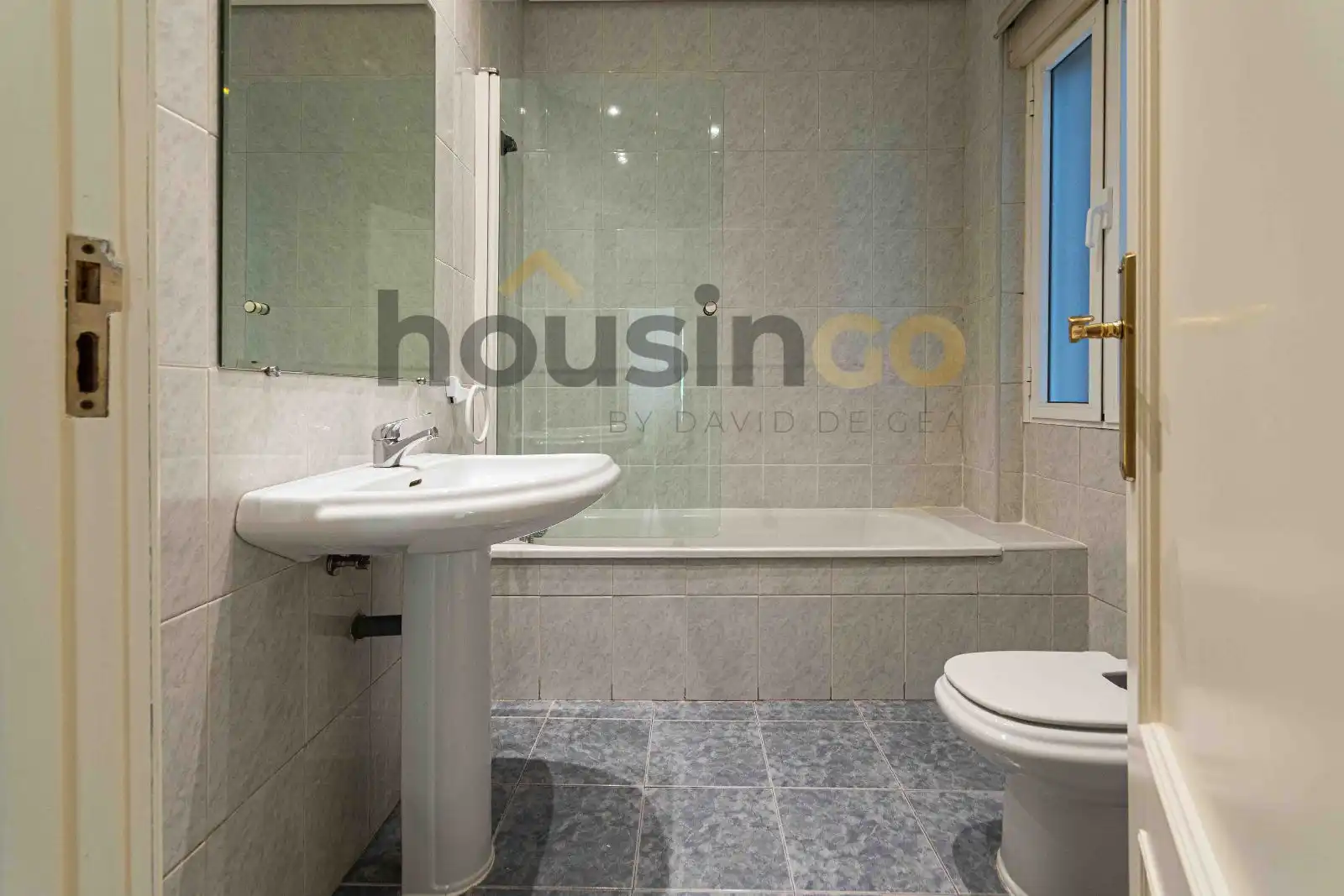Bathroom of Flat for sale in Madrid  with Air Conditioner, Heating and Parquet flooring