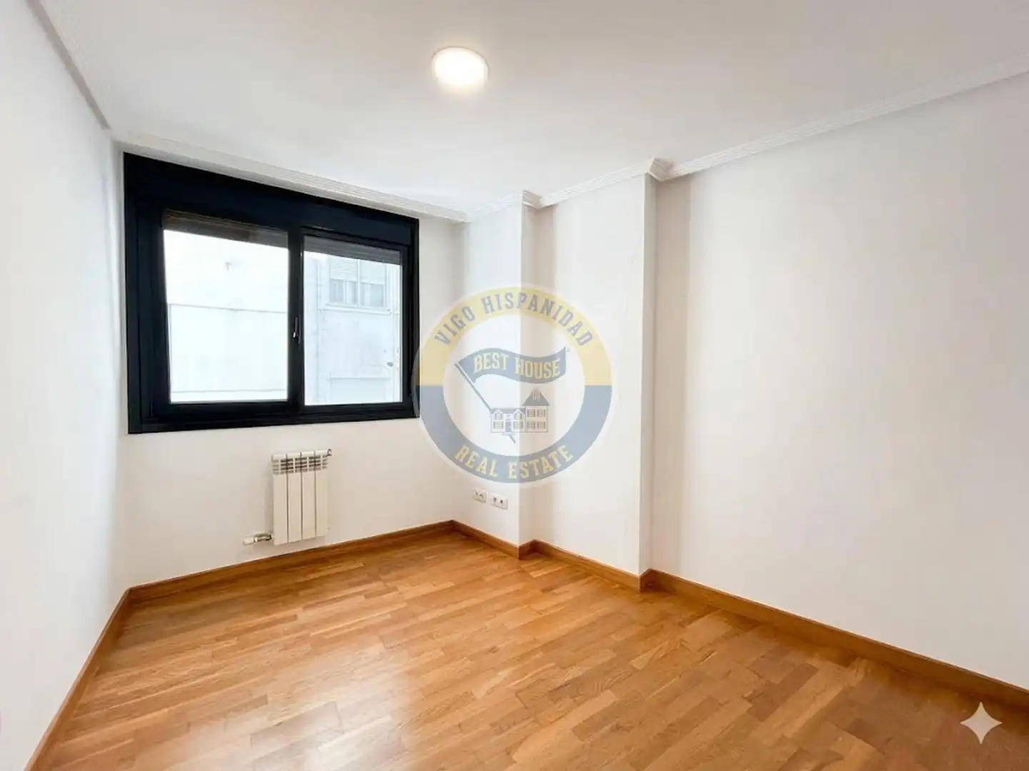 Dormitori de Apartament en venda en Vigo  amb Calefacció i Traster