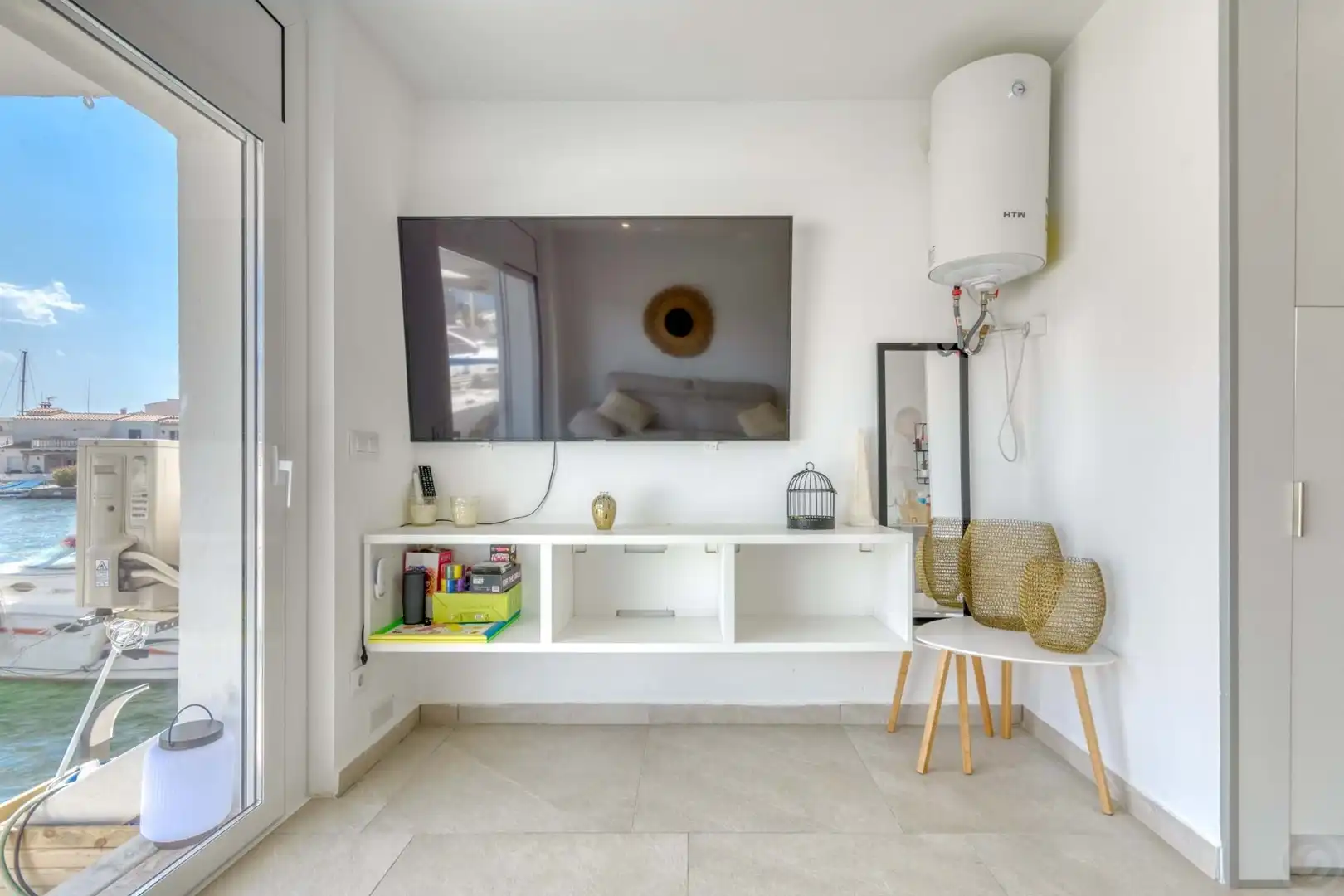 Wohnzimmer von Einfamilien-Reihenhaus zum Verkauf in Empuriabrava mit Klimaanlage, Heizung und Terrasse