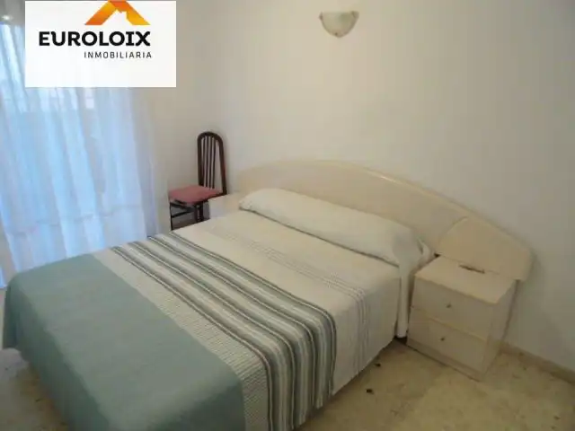 Habitación de Apartamento de alquiler en Benidorm con Jardín privado, Amueblado y Piscina comunitaria