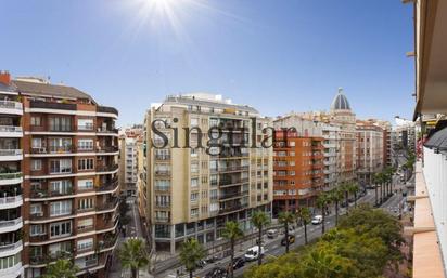 Vista exterior de Pis en venda en  Barcelona Capital amb Terrassa i Balcó