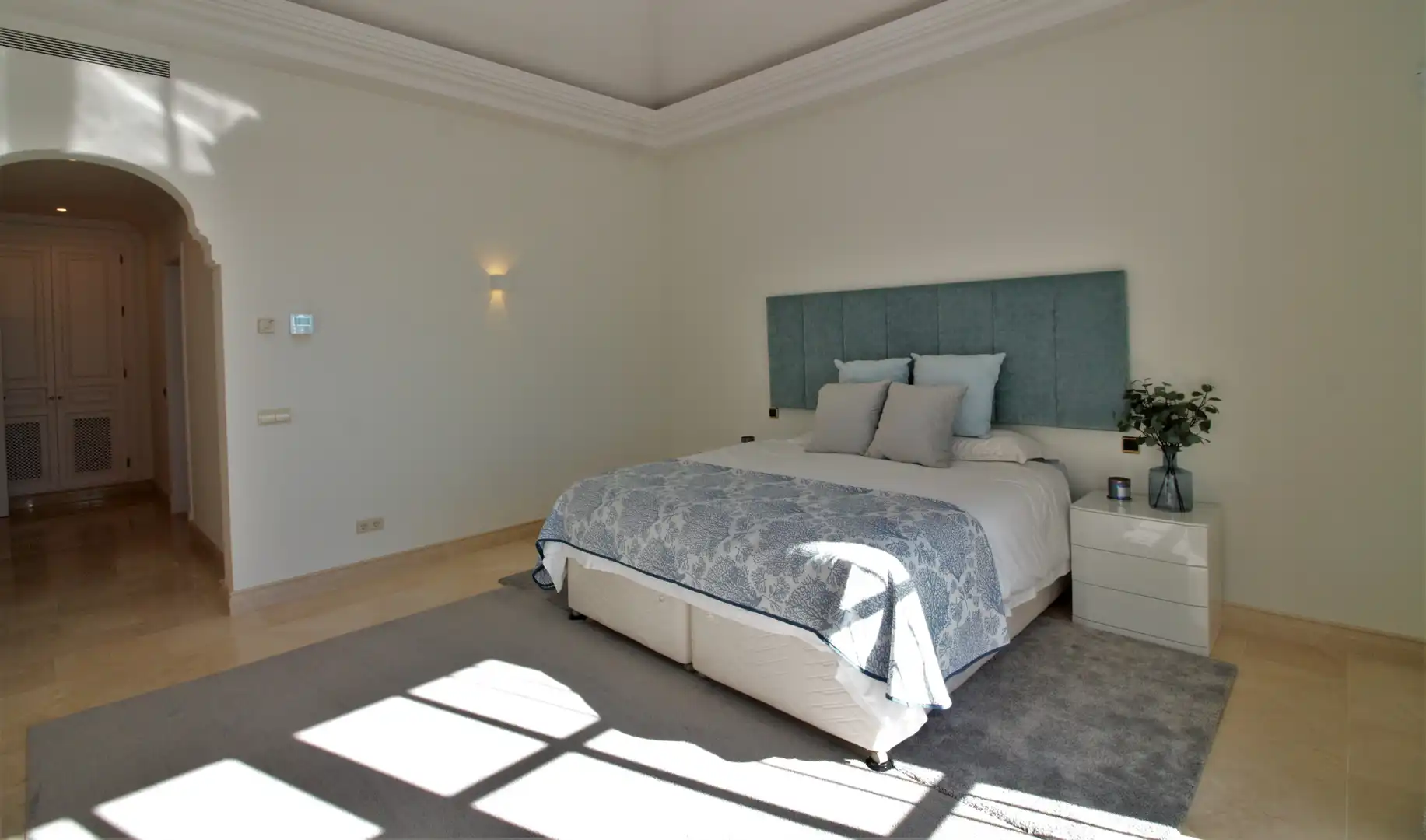 Dormitori de Casa o xalet en venda en Benahavís amb Aire condicionat, Jardí privat i Piscina