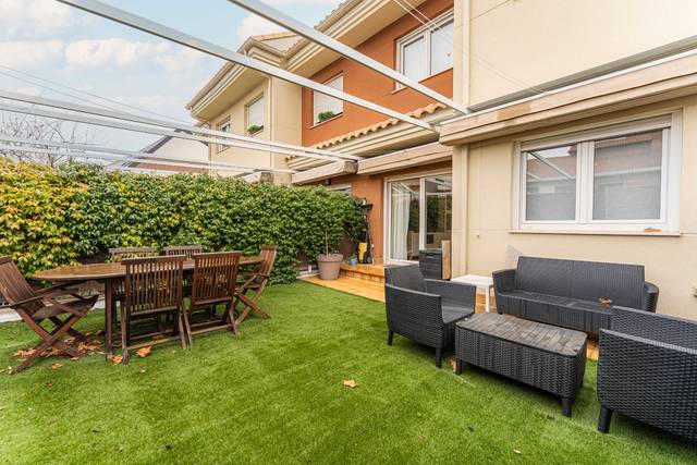 Casa adosada en Venta en Calle Arroyo de los Viales en Centro Comercial - Hospital