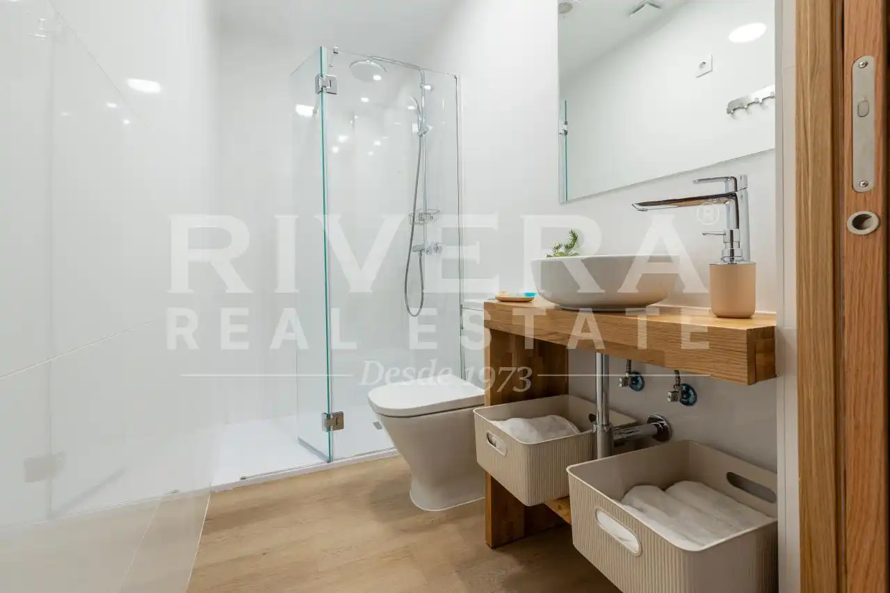 Baño de Apartamento en venta en Sanxenxo con Aire acondicionado, Calefacción y Terraza