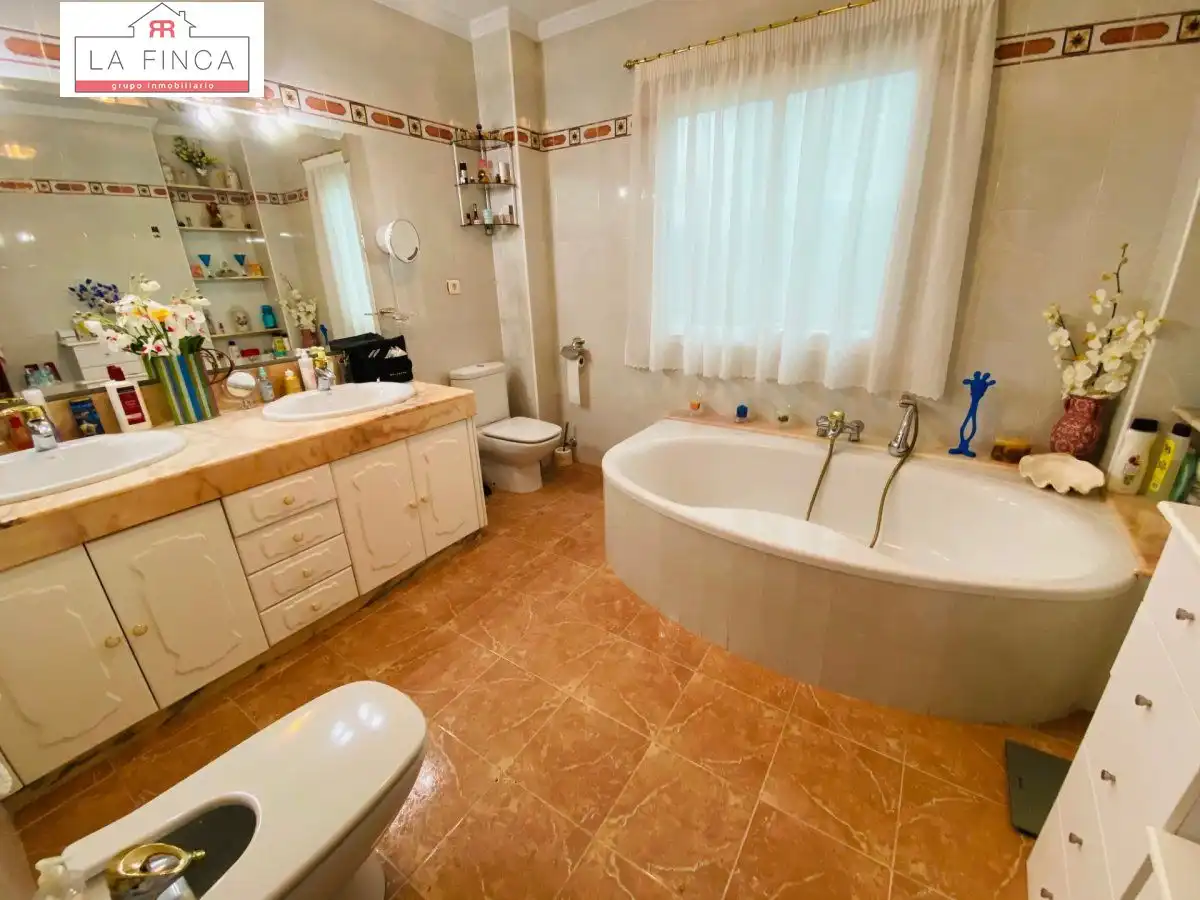 Bathroom of Houses for sale in Málaga  with Private garden, Terrace and Storage room