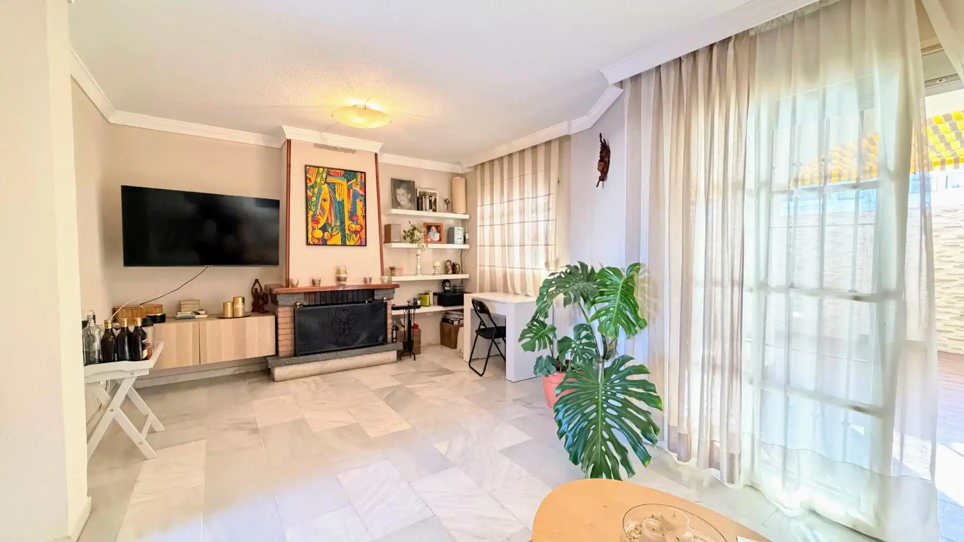 Sala de estar de Casa adosada en venta en Torremolinos con Terraza, Trastero y Piscina comunitaria