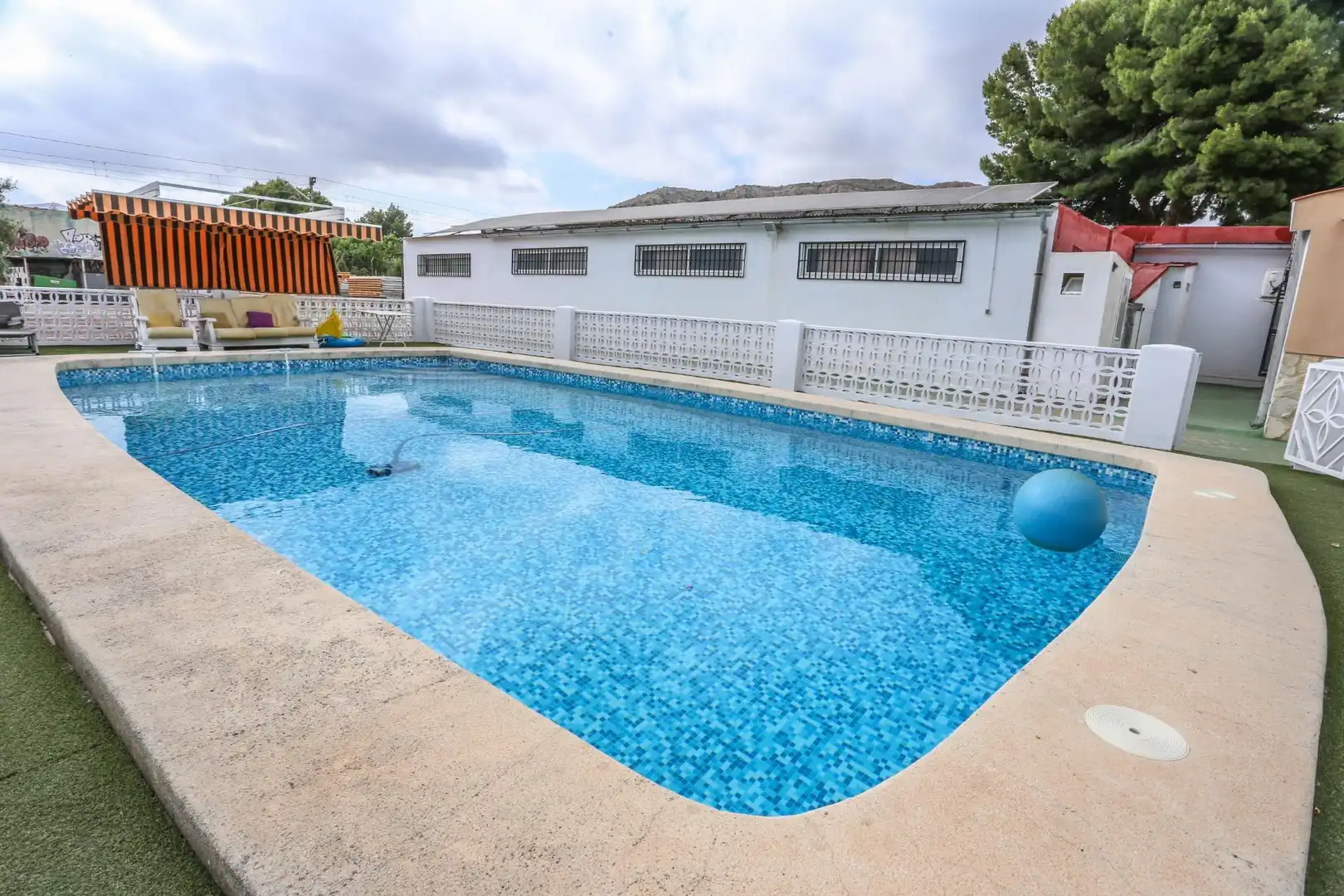 Piscina de Casa o xalet en venda en Elda amb Aire condicionat, Calefacció i Jardí privat
