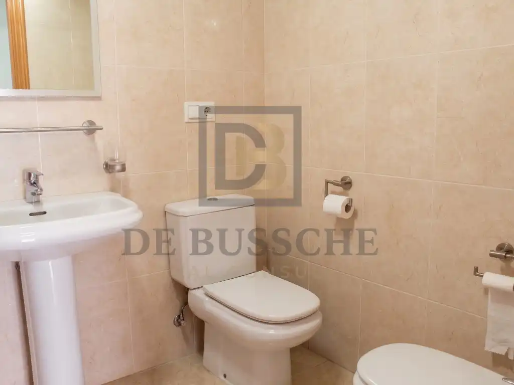 Baño de Piso en venta en Pilar de la Horadada con Aire acondicionado, Amueblado y Horno