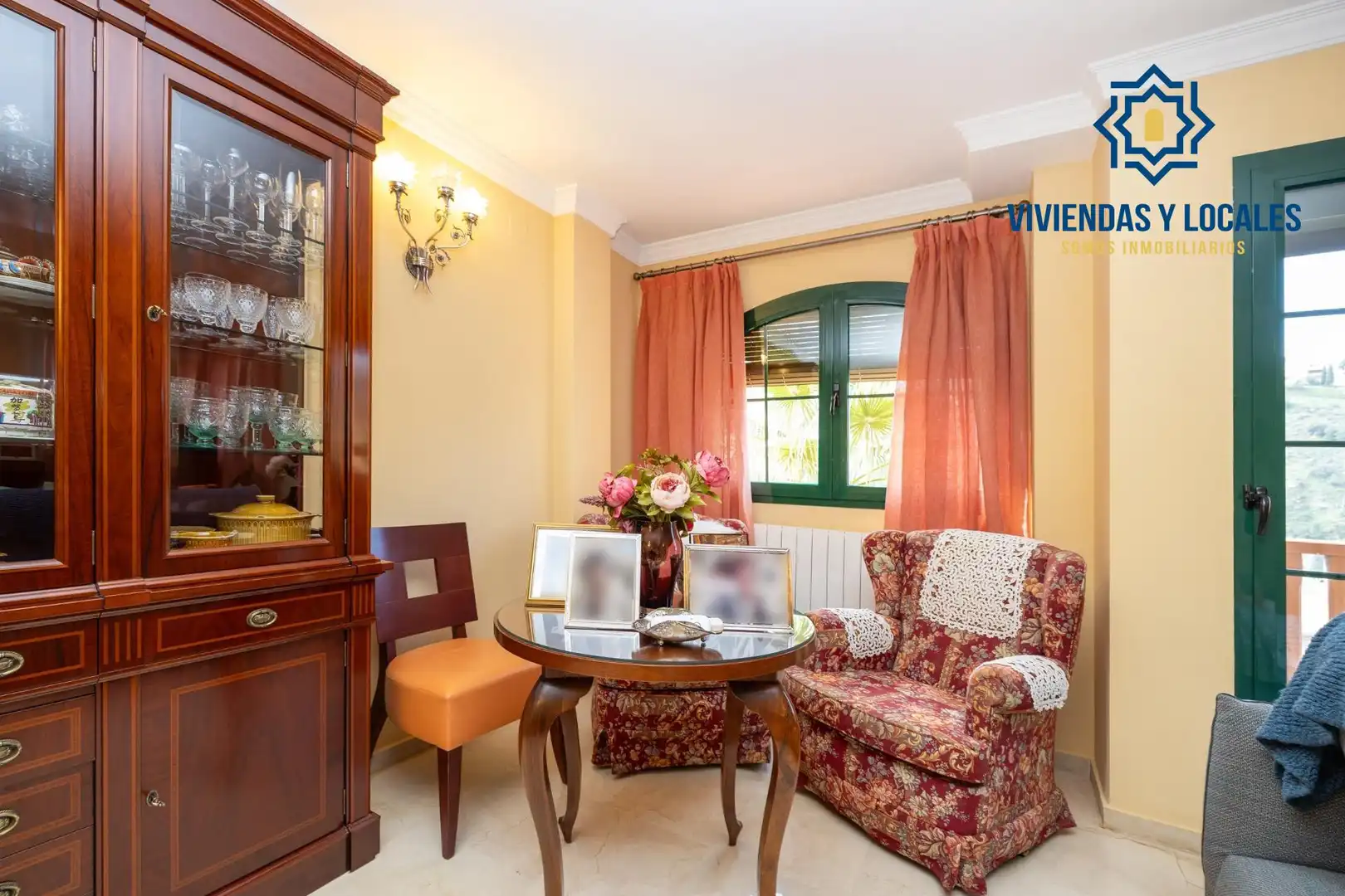 Sala de estar de Casa adosada en venta en Granada con Aire acondicionado, Calefacción y Jardín privado