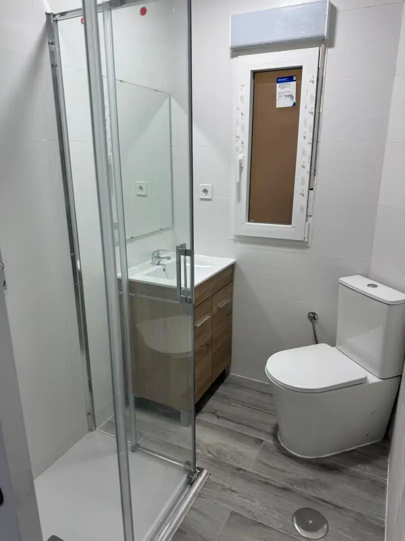 Bany de Apartament de lloguer en Madrid amb Aire condicionat, Calefacció i Moblat