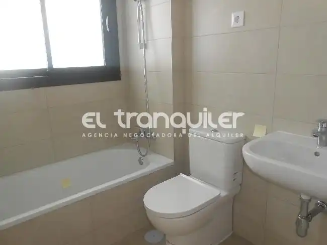 Bany de Pis de lloguer en Madrid amb Aire condicionat, Terrassa i Piscina