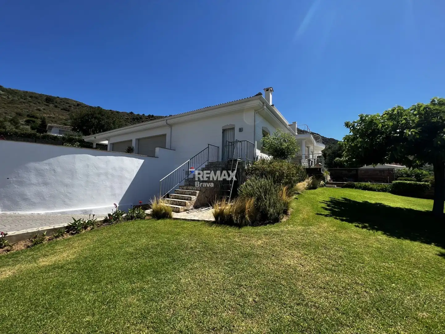 Vista exterior de Casa o xalet en venda en Pau amb Aire condicionat, Jardí privat i Terrassa