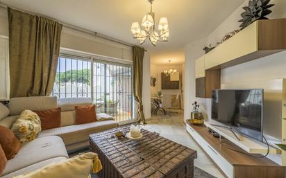 Sala d'estar de Planta baixa en venda en Mijas amb Aire condicionat, Terrassa i Piscina