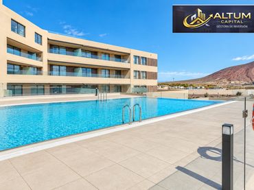 Baixos amb piscina en venda a Calle Hernán Cortés