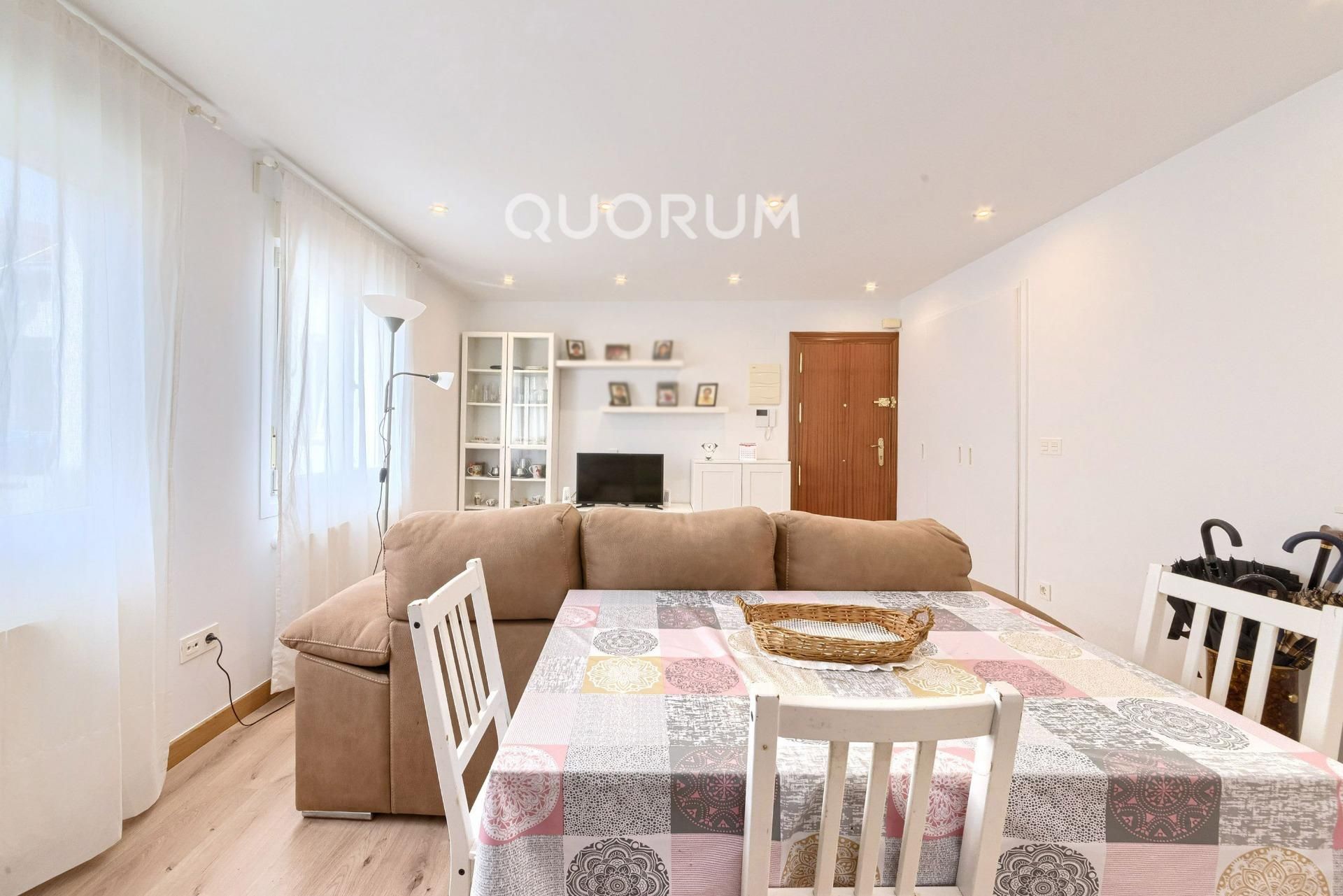 Sala d'estar de Pis en venda en Barakaldo  amb Calefacció i Moblat