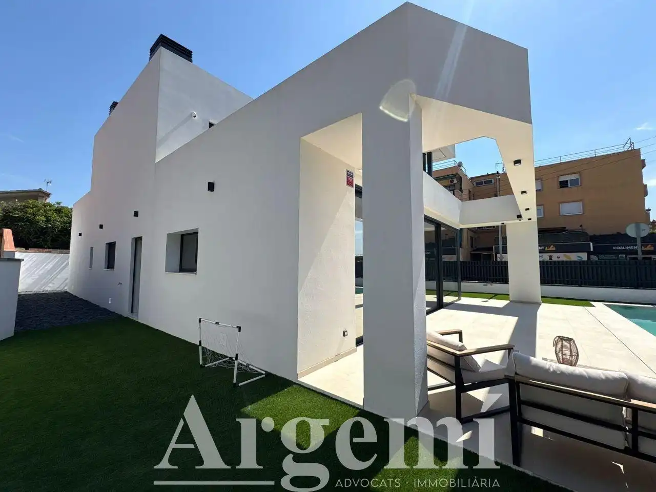 Vista exterior de Casa o chalet en venta en Santa Perpètua de Mogoda con Aire acondicionado, Jardín privado y Piscina