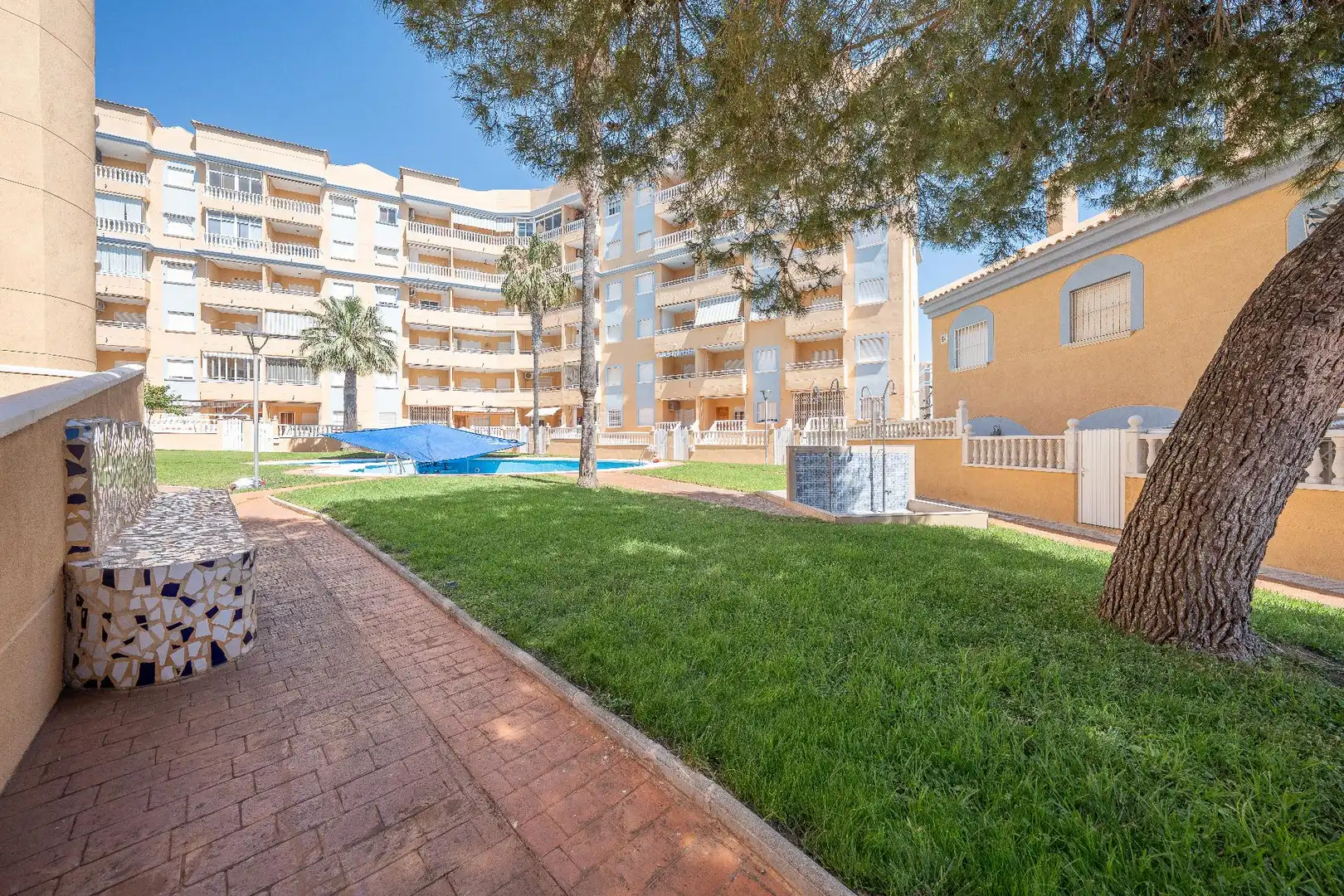 Vista exterior de Casa o xalet en venda en Elche / Elx amb Piscina comunitària