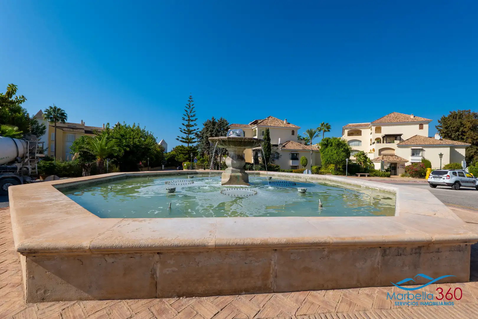 Vista exterior de Casa adosada en venda en Marbella amb Aire condicionat, Jardí privat i Terrassa