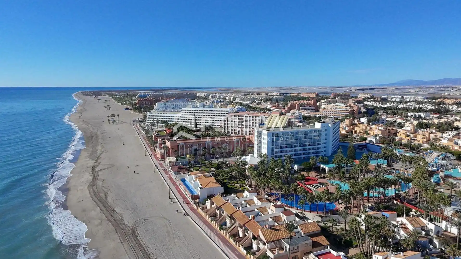Außenansicht von Erdgeschoss zum Verkauf in Roquetas de Mar mit Privatgarten, Möbliert und Gemeinschaftspool