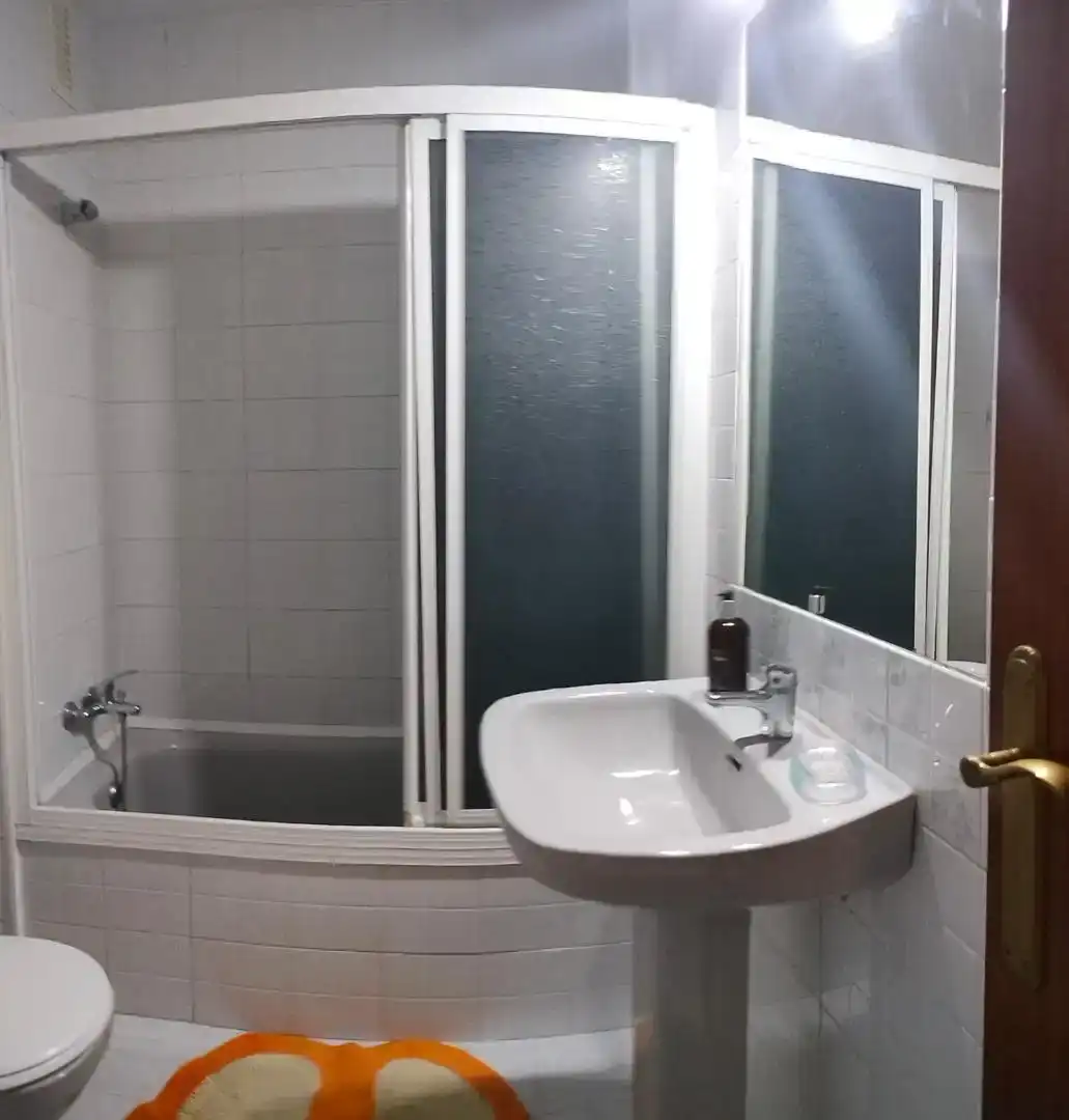 Baño de Piso de alquiler en Rota con Trastero, Amueblado y Horno