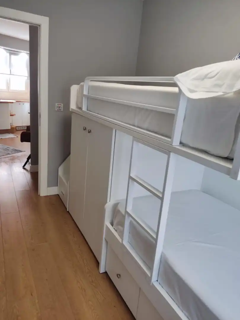 Dormitori de Pis de lloguer en Santiago de Compostela  amb Calefacció, Parquet i Moblat