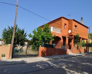 Vista exterior de Casa adosada en venda en Sant Miquel de Fluvià