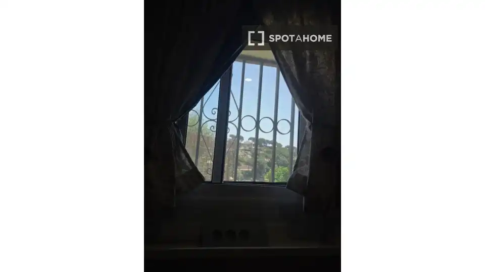 Bedroom of Flat for share in Dosrius  with Air Conditioner, Heating and Furnished