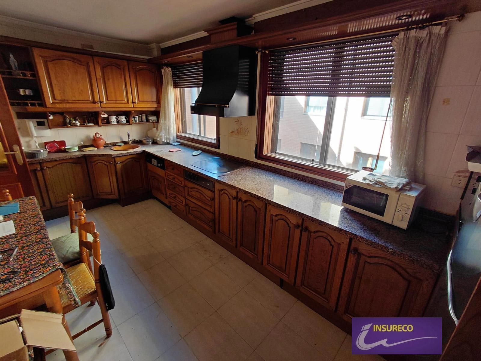 Cuina de Pis en venda en León Capital  amb Calefacció, Terrassa i Traster