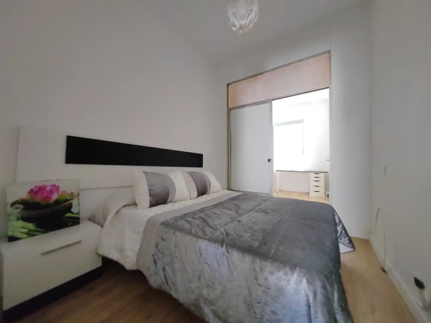 Schlafzimmer von Dachboden zur Miete in Madrid mit Klimaanlage, Heizung und Parkett