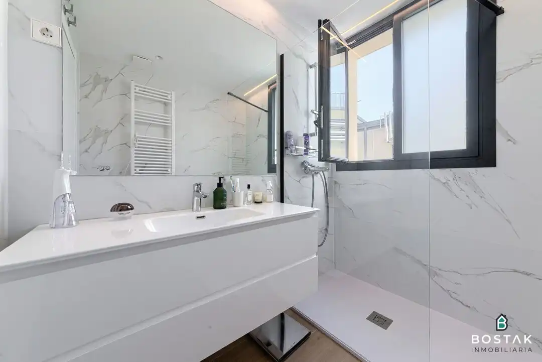 Baño de Ático de alquiler en Bilbao  con Calefacción, Terraza y Balcón