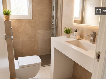 Appartamento con balcone in affitto a Centre