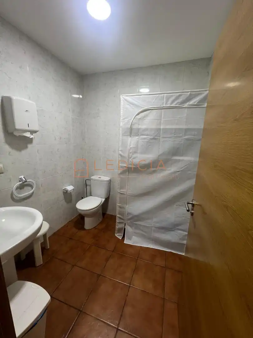 Bathroom of Flat for sale in Vigo   with Heating, Terrace and Furnished