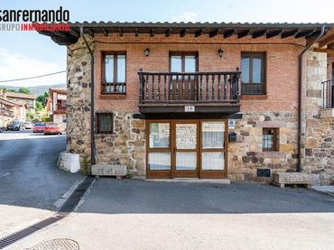 Casa con balcón en venta en Los Corrales de Buelna