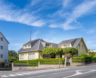 Vista exterior de Casa o xalet en venda en Oleiros amb Jardí privat