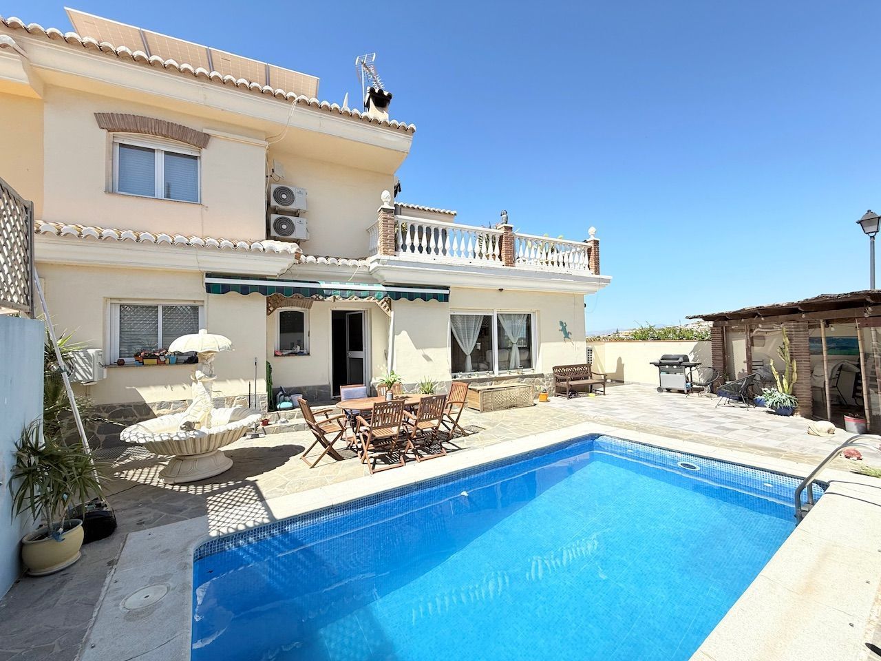 Vista exterior de Casa o xalet en venda en Torrox amb Aire condicionat, Jardí privat i Traster