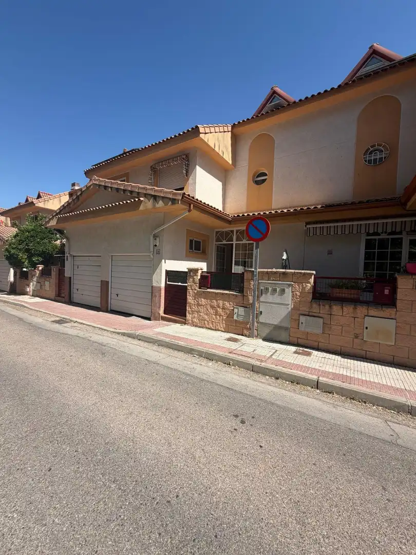 Casa adosada en venta en Villalbilla pueblo