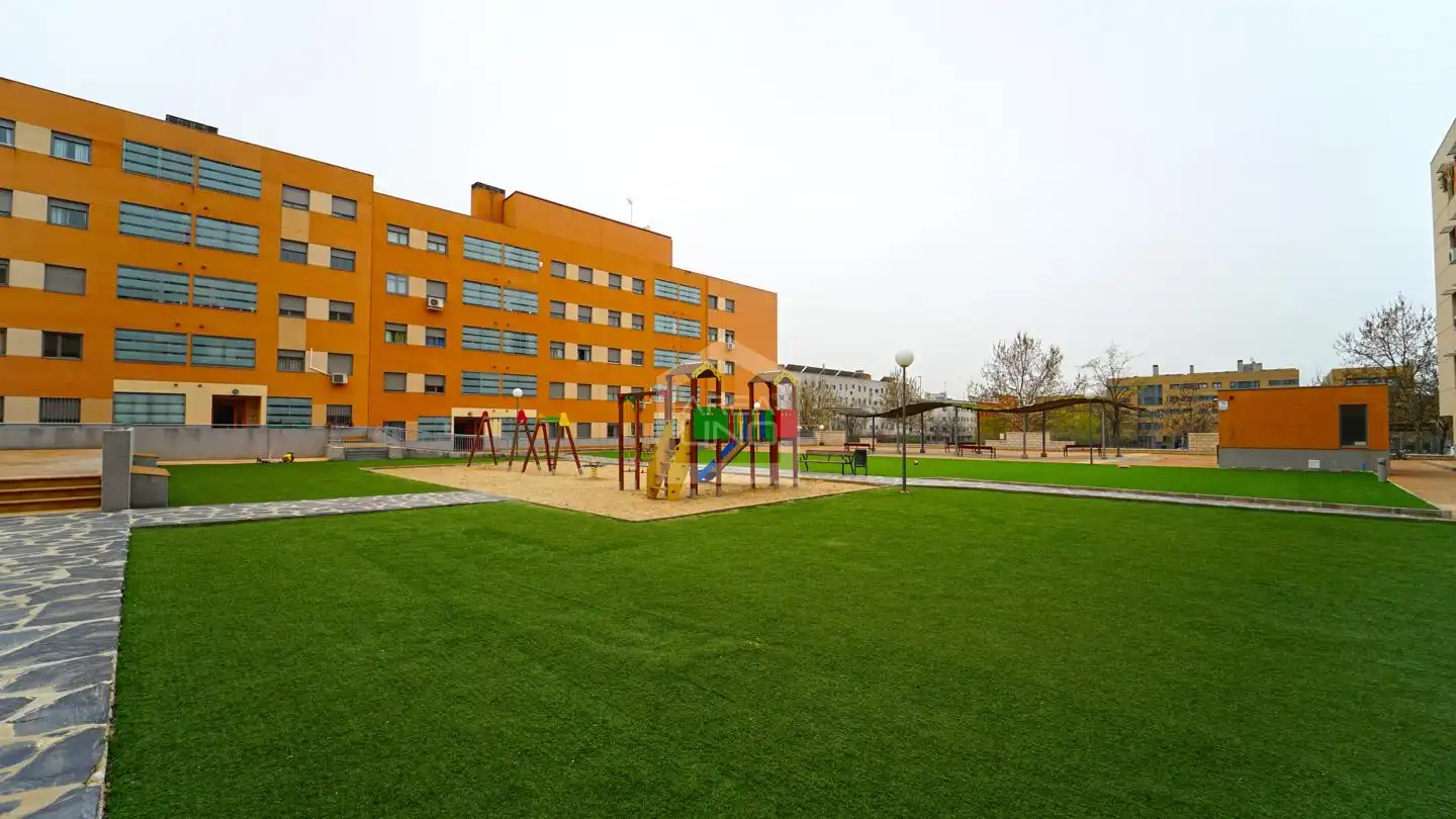 Vista exterior de Planta baja en venta en Alcorcón con Calefacción, Trastero y Piscina comunitaria