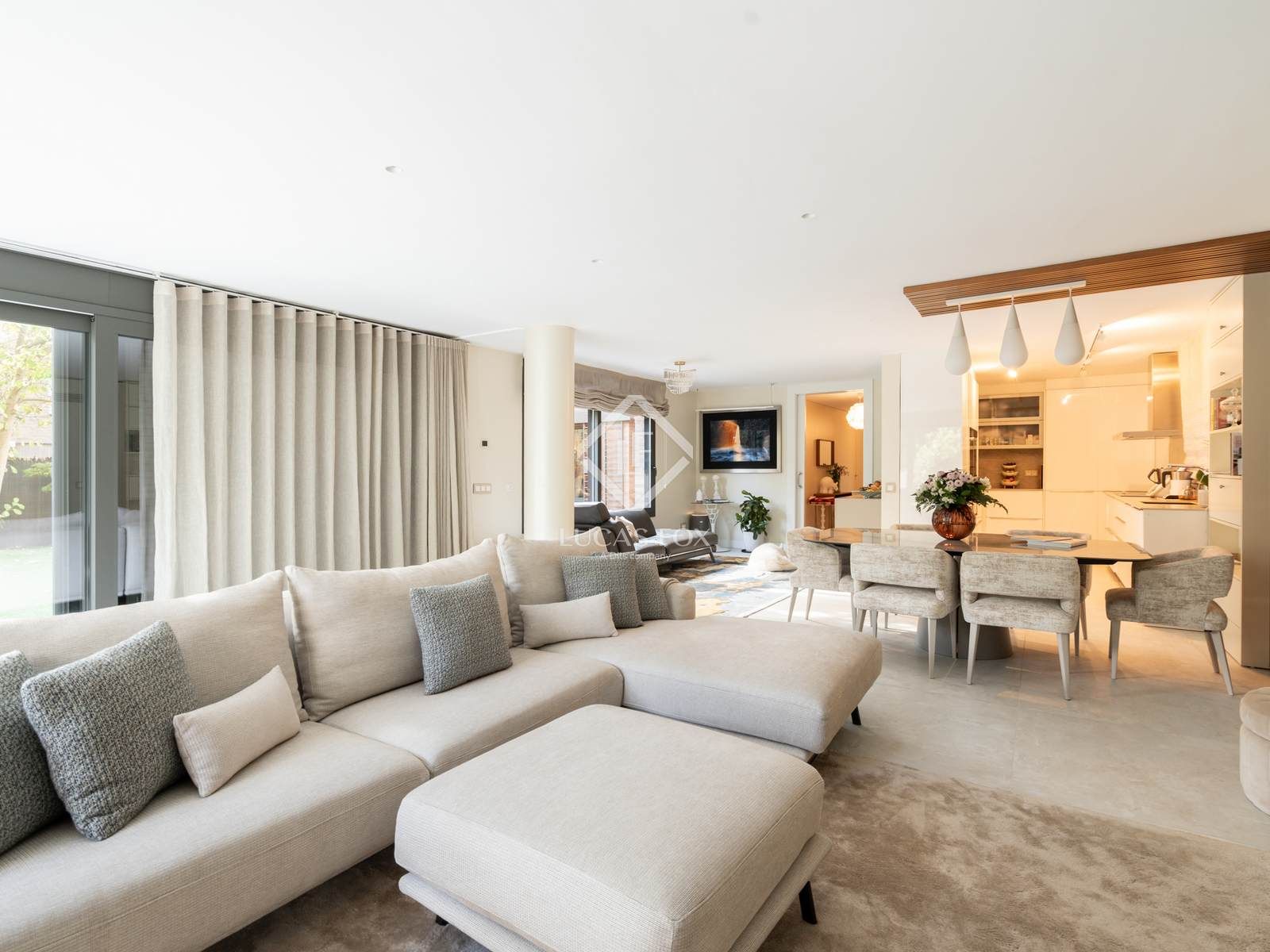 Sala d'estar de Casa o xalet en venda en Sant Cugat del Vallès amb Aire condicionat, Calefacció i Jardí privat