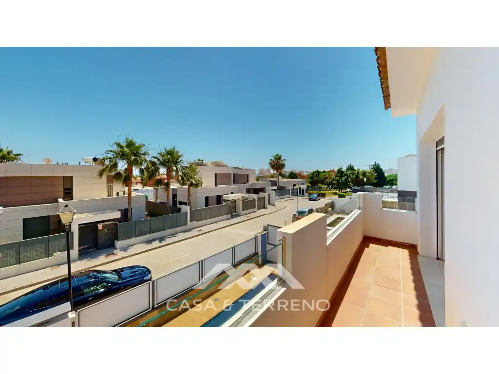 Vista exterior de Casa o xalet en venda en Vélez-Málaga amb Aire condicionat, Jardí privat i Terrassa