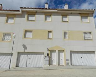 Exterior view of Single-family semi-detached for sale in Alcázar del Rey  with Swimming Pool