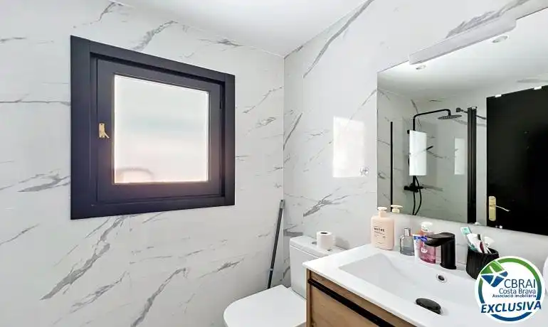 Badezimmer von Einfamilien-Reihenhaus zum Verkauf in Roses mit Klimaanlage, Heizung und Terrasse
