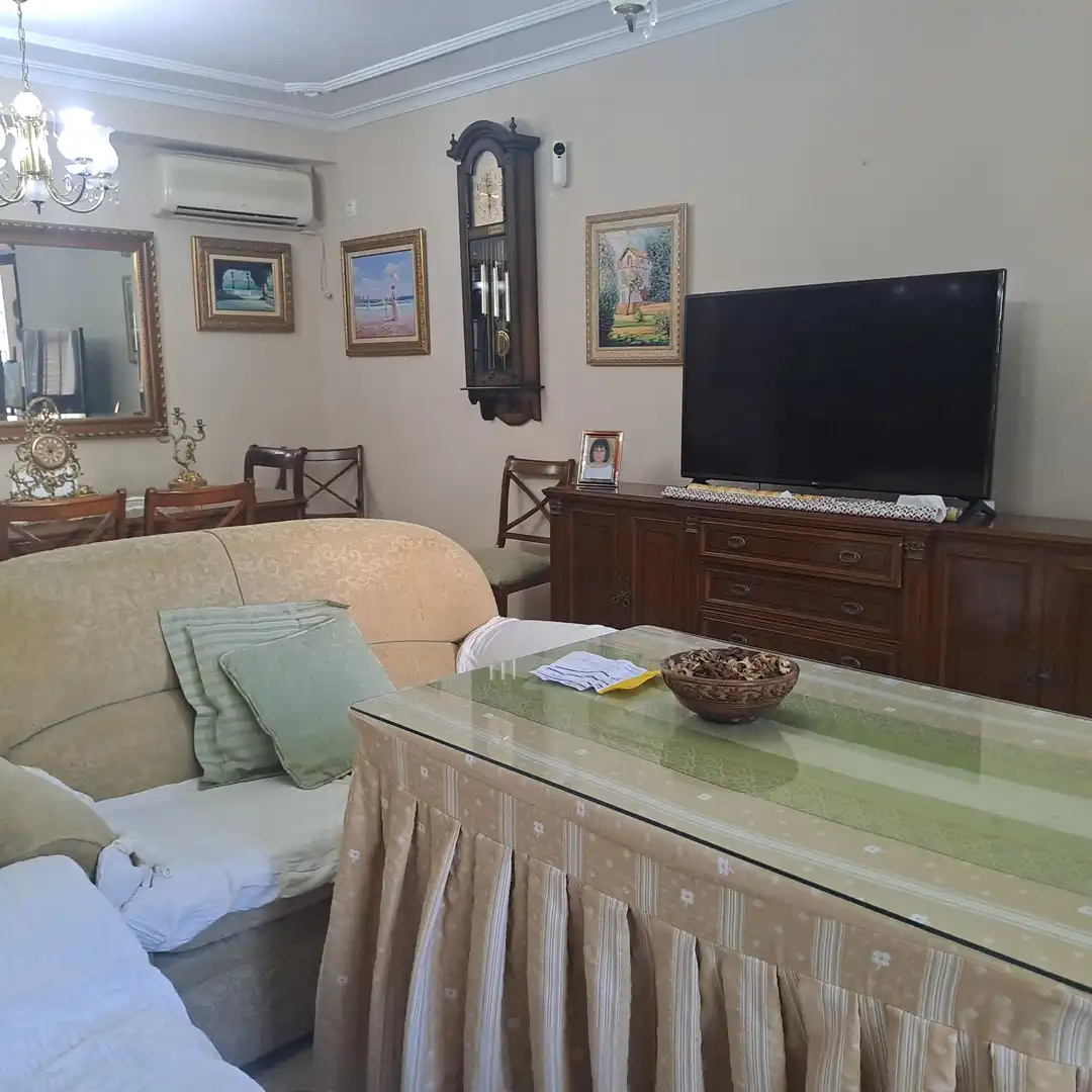 Sala d'estar de Casa adosada en venda en Dos Hermanas amb Aire condicionat, Traster i Piscina comunitària