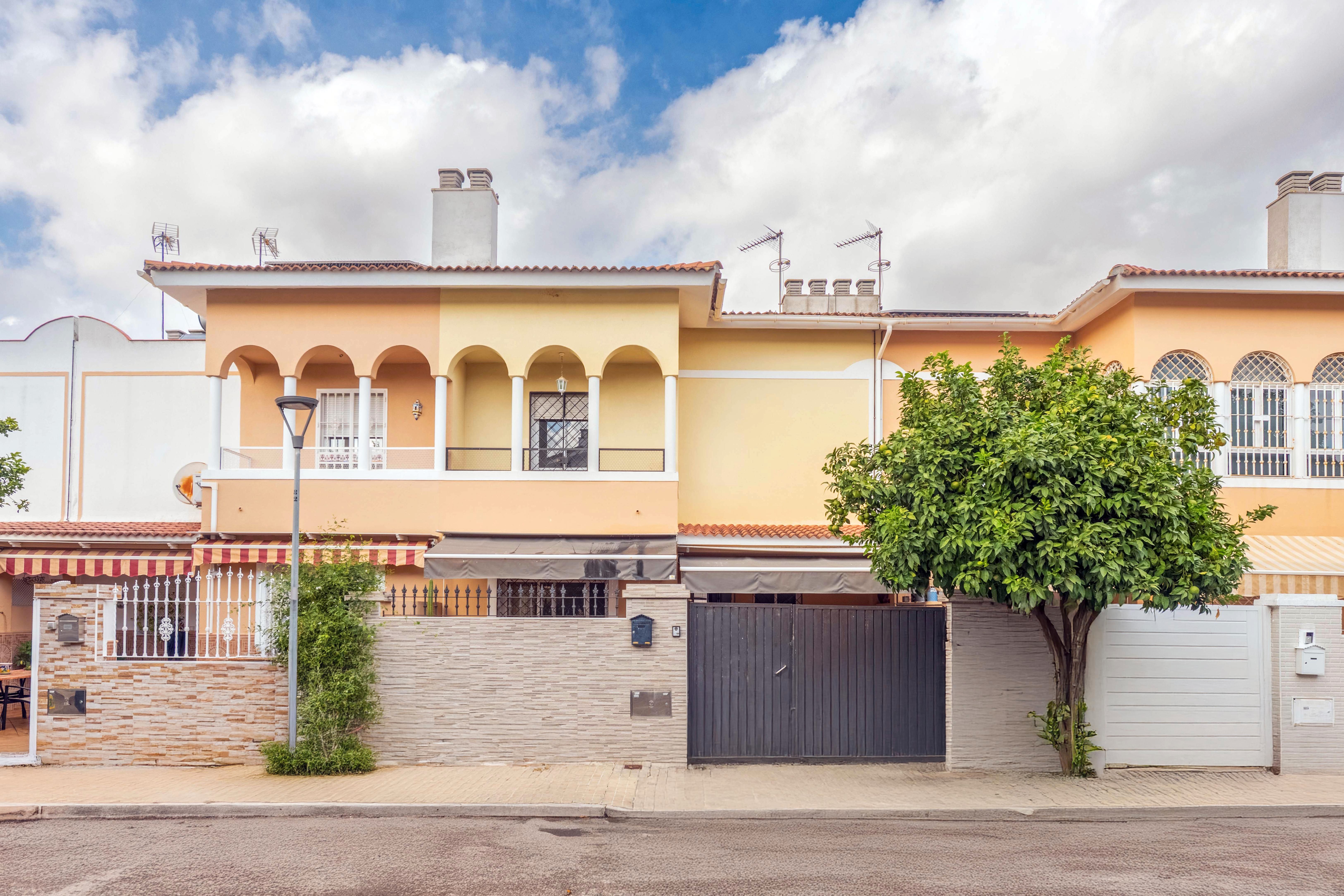Exterior view of Single-family semi-detached for sale in  Sevilla Capital  with Terrace