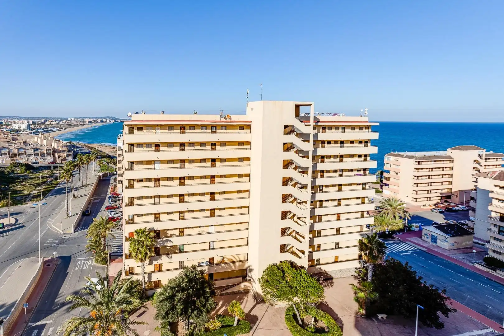Vista exterior de Apartament en venda en Torrevieja amb Aire condicionat, Terrassa i Moblat