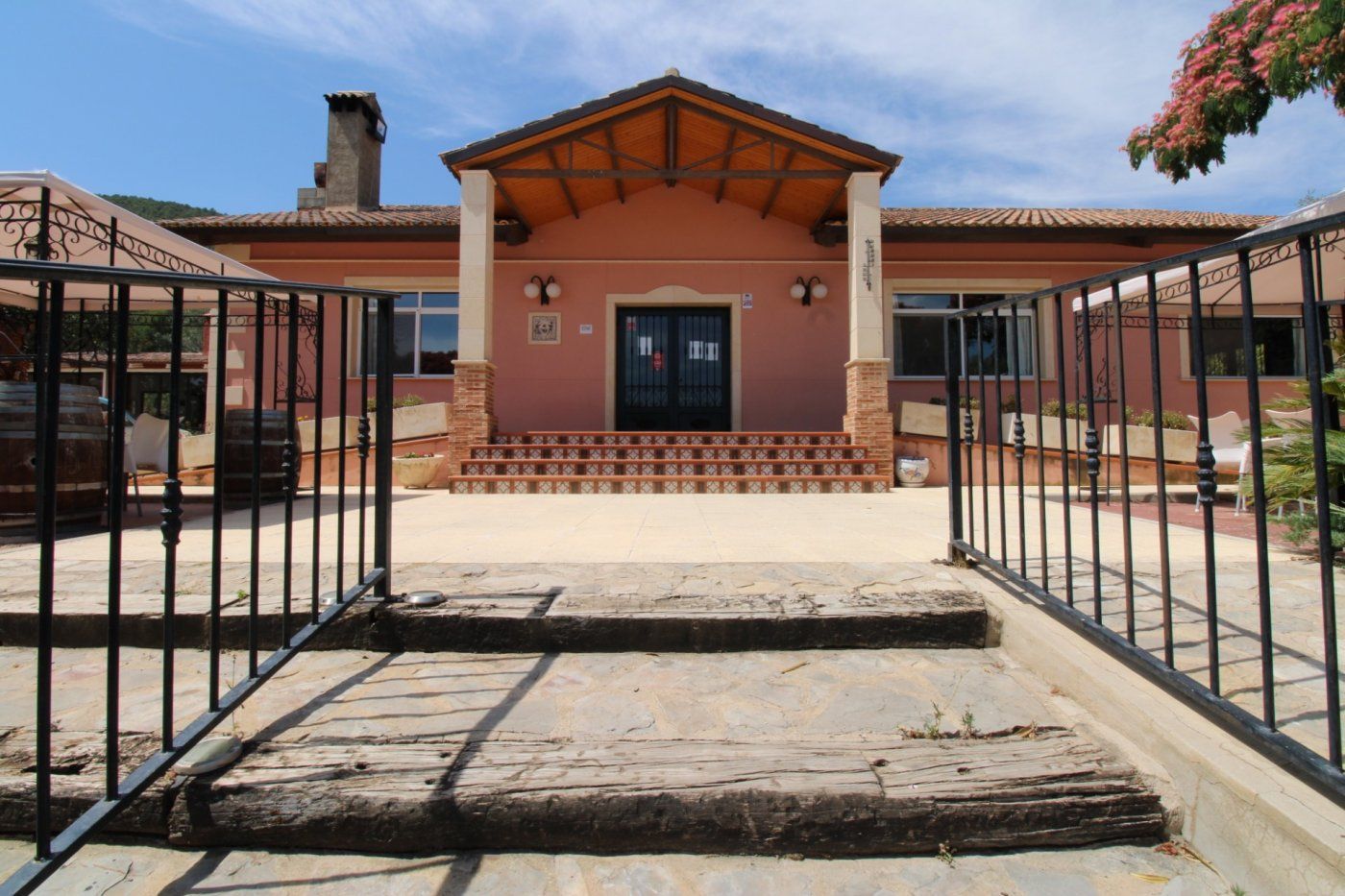 Vista exterior de Pis en venda en Castalla amb Calefacció, Jardí privat i Terrassa
