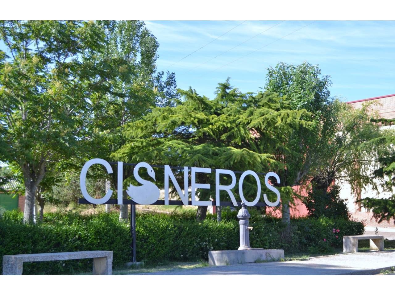 Außenansicht von Fabrikhallen zum verkauf in Cisneros