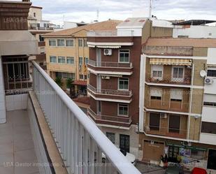 Vista exterior de Àtic en venda en Bailén amb Aire condicionat i Terrassa