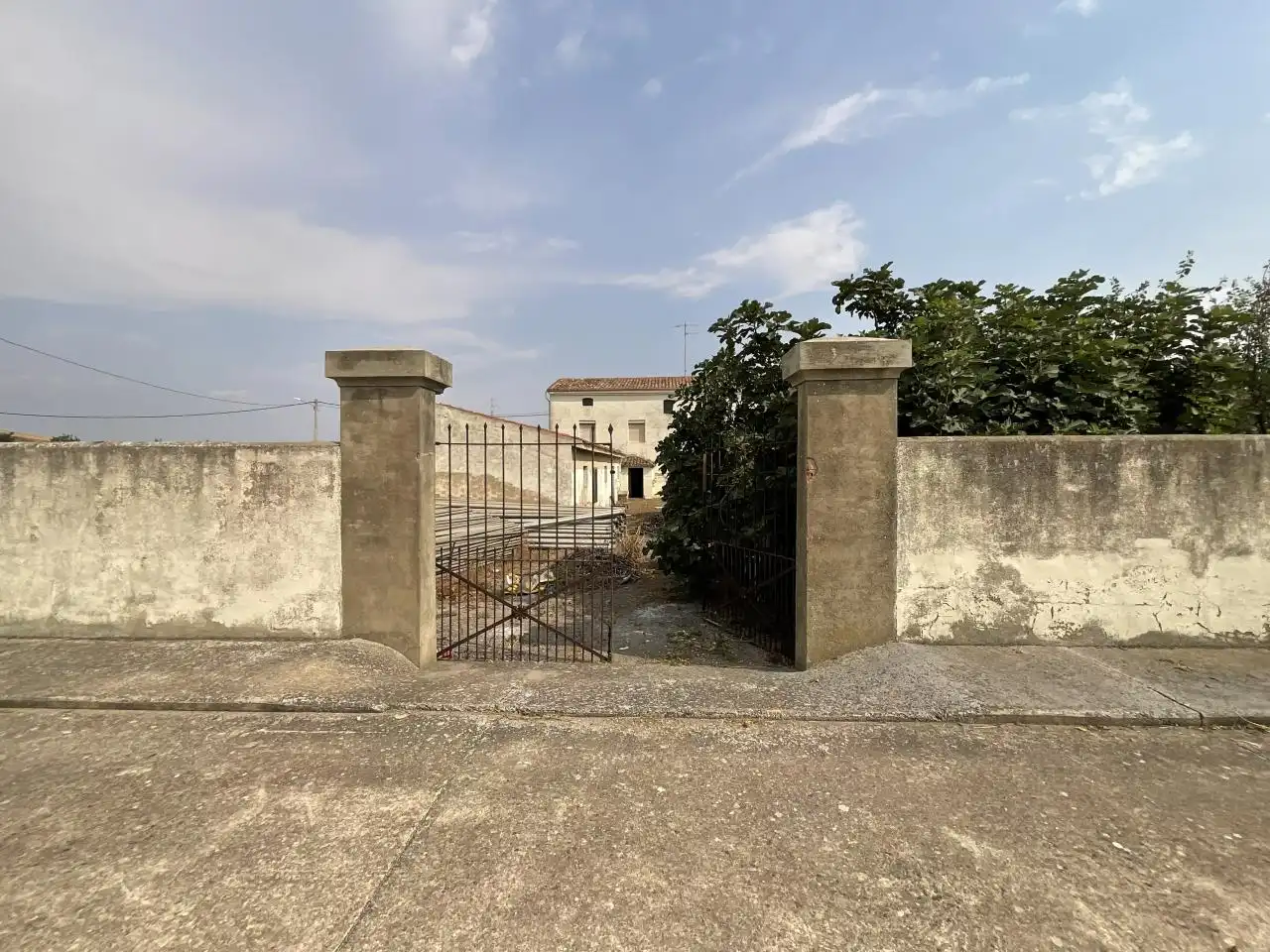 Exterior view of Houses for sale in Castildelgado  with Storage room and Furnished